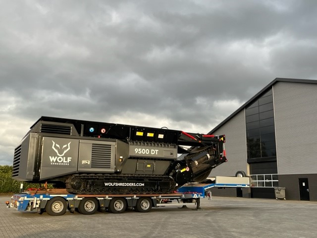 WOLF 9500 DT ingeklapt voor transport op dieplader